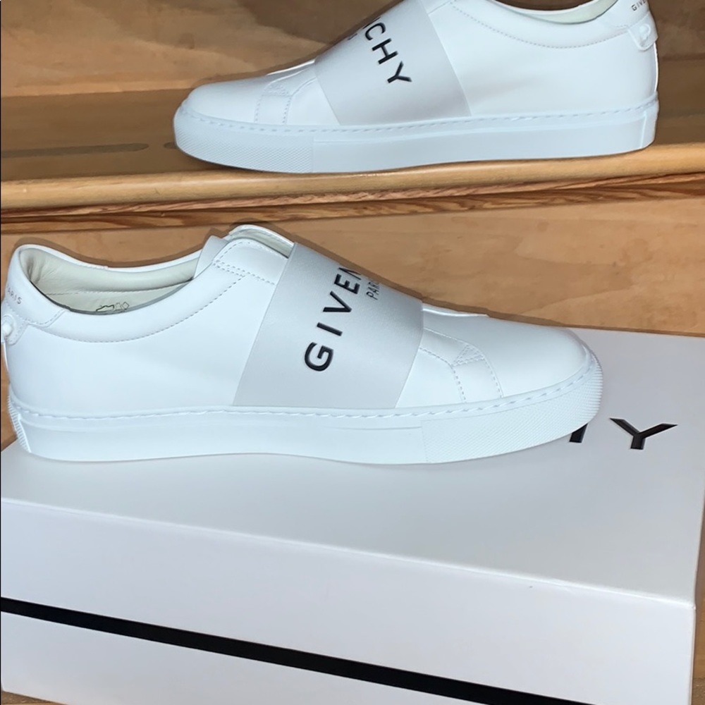 GIVENCHY Urban Street Logo Sneakers - Picture 2 of 13
